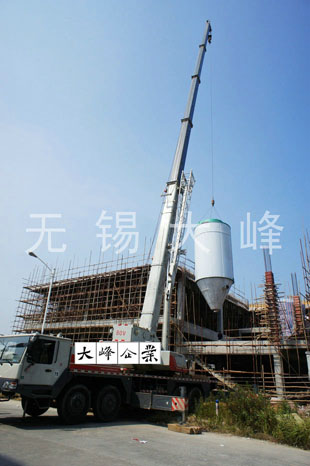 装吊中的喷雾干燥机设备